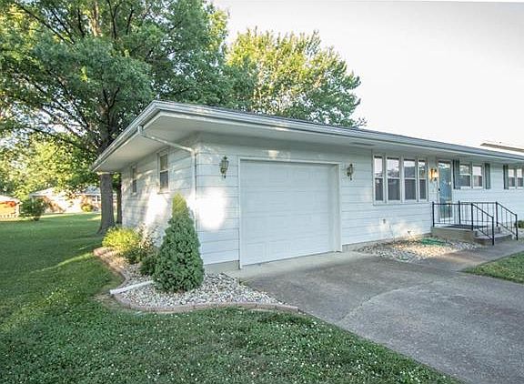 3rd image of 450 Oak Dr
