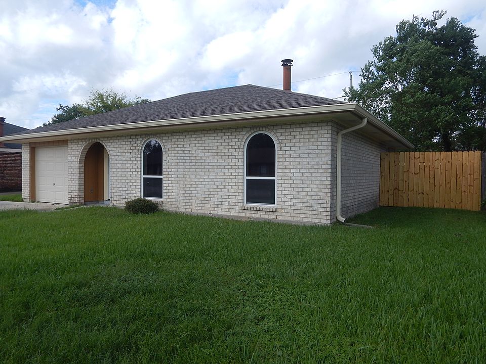 1st image of 2813 Cambridge Dr