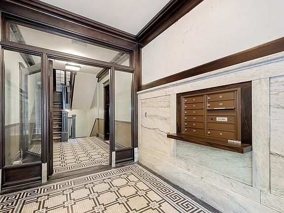 2nd image of 546 W Wellington Ave #2W