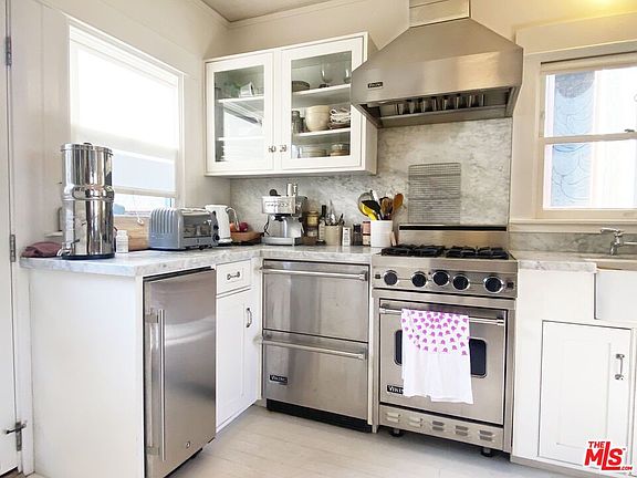 4th image of 712 Superba Ave