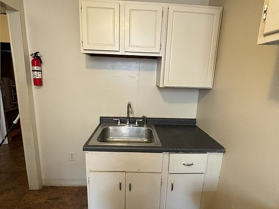2nd image of 984 Jefferson Ave APT 6