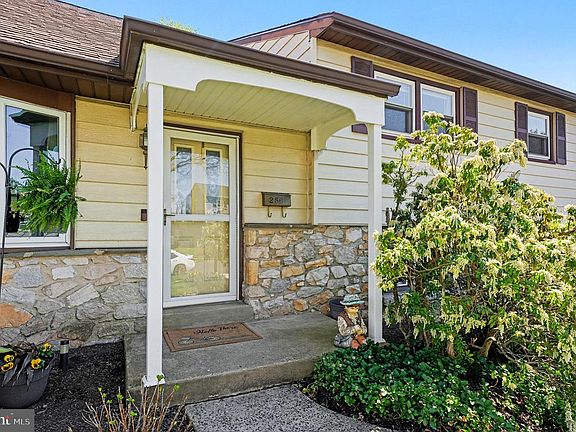 4th image of 256 Woodlawn Dr