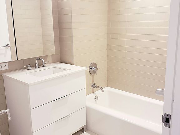 4th image of 535 W 43rd St S #12E