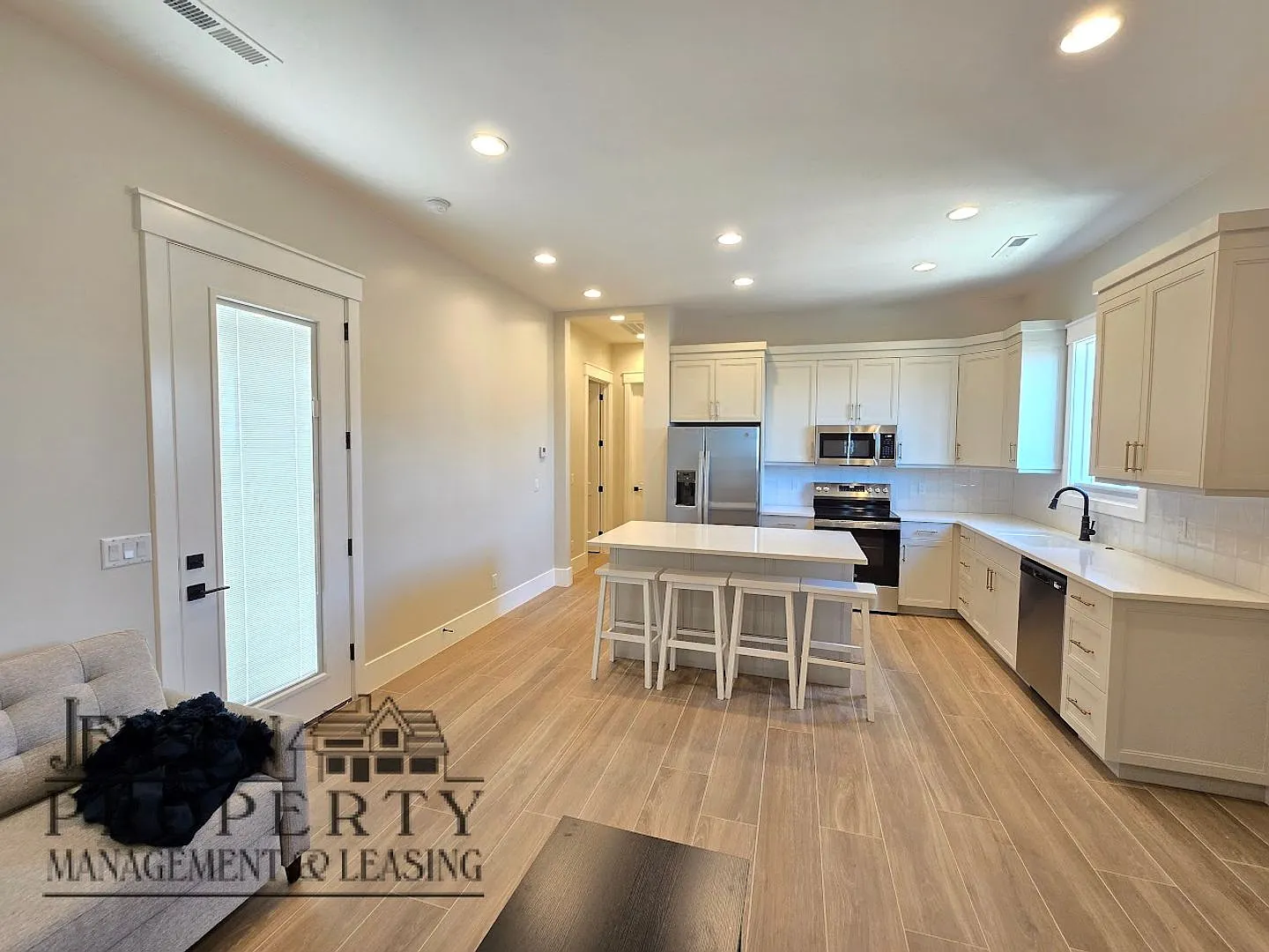 Upgraded One Bedroom Attached Casita — Photo 4