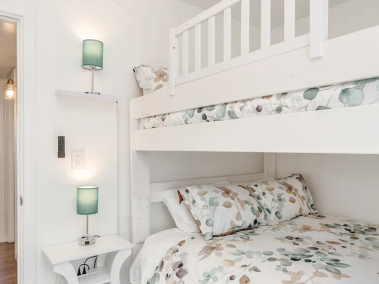 E Celeste Dr — Photo 25