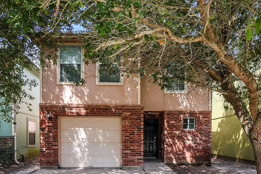 4 bed, 2.5 bath, 1726 sqft, $1,865 — Photo 1