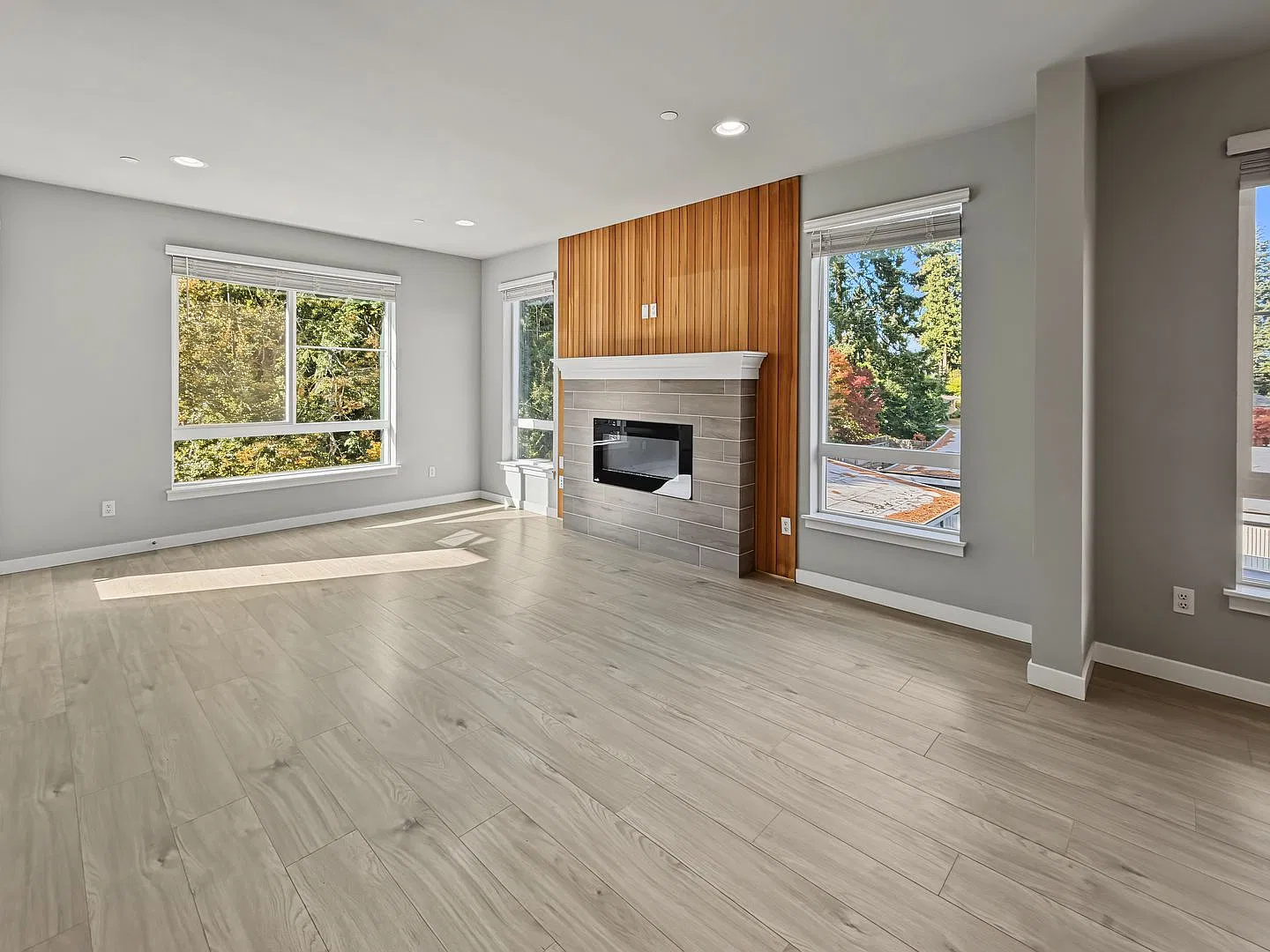 Fantastic Shoreline 4 Bed/2.5 Bath Townhome Available Now For $3995! — Photo 3