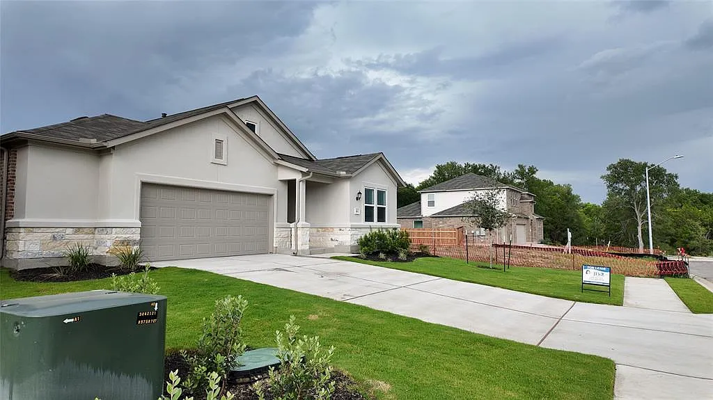 3 bed, 2.0 bath, 1643 sqft, $2,200 — Photo 2