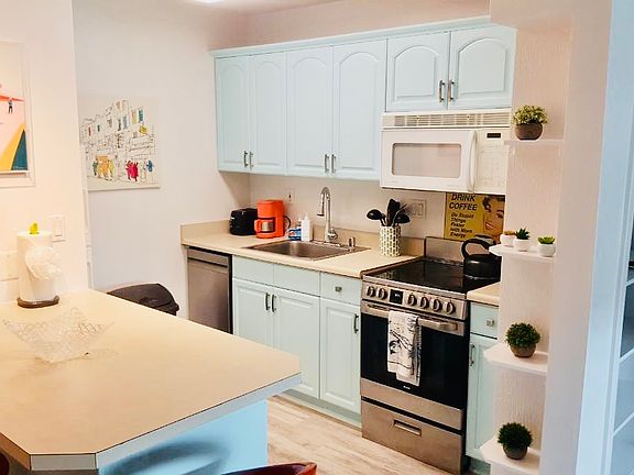 2nd image of 1645 Emerald St APT 2R