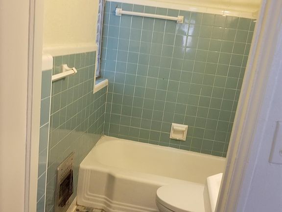 3rd image of 1555 Jefferson Ave #&-1-2
