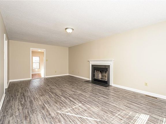 3rd image of 801 Fox Run Dr