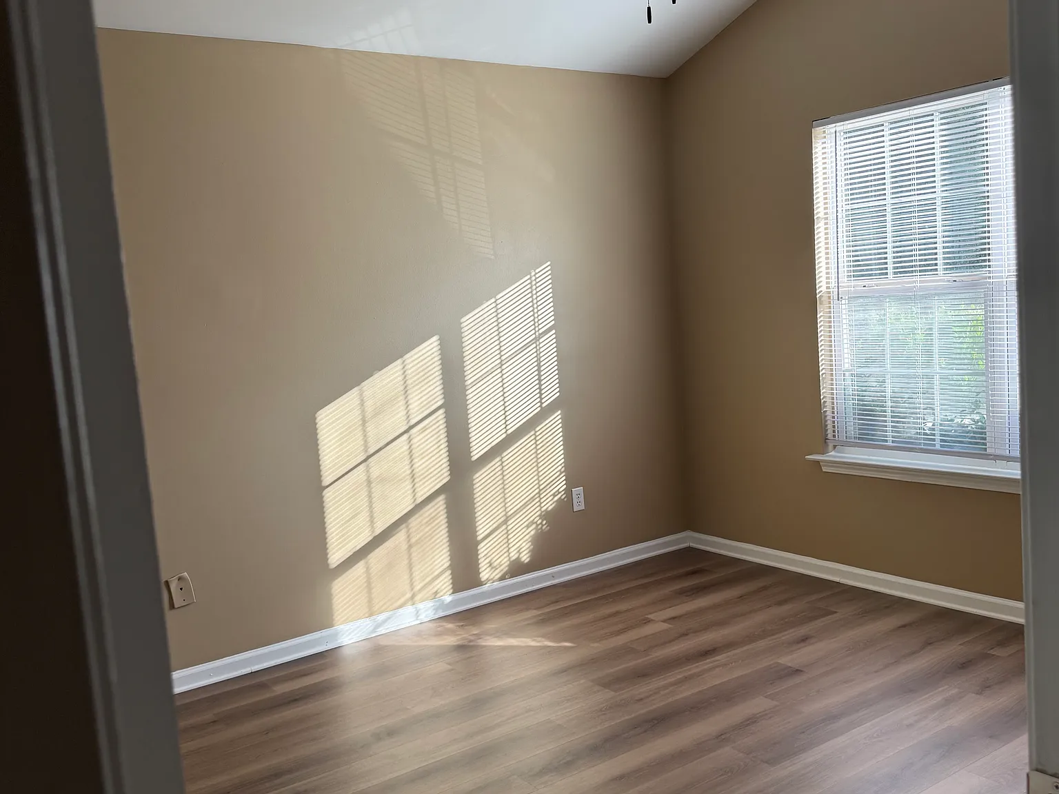 3 bed, 1055 sqft, $1,890 — Photo 4