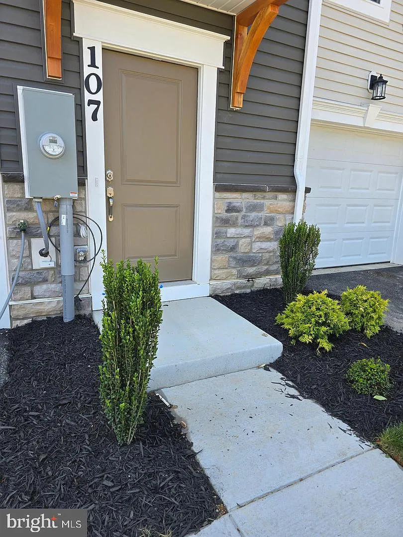 4 bed, 3.5 bath, 2100 sqft, $2,093 — Photo 2