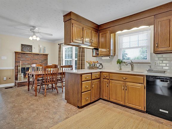 5th image of 309 Barberry Dr