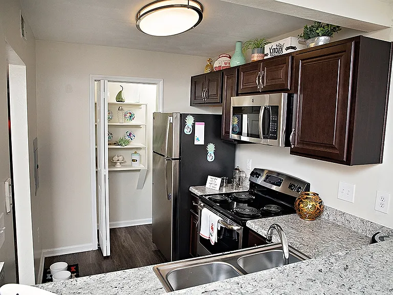 Beachwood Park Apartments and Townhomes — Photo 7