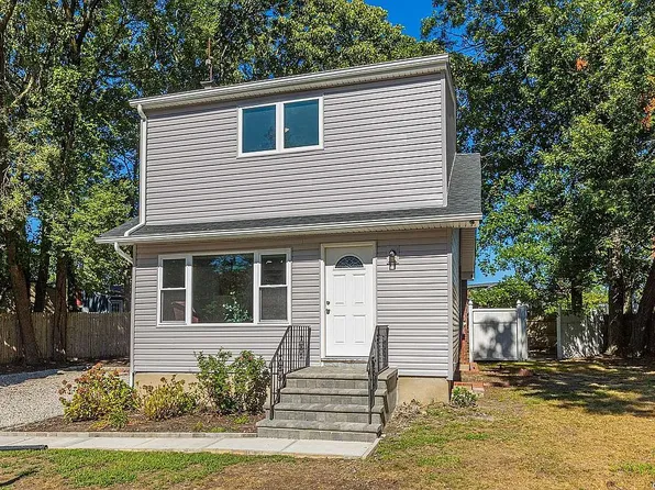 10 Aloma Rd, Rocky Point, NY 11778