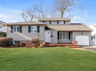 392 Roosevelt Ave, Massapequa Park, NY 11762