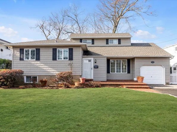 392 Roosevelt Avenue, Massapequa Park, NY 11762