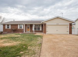 615 Riverside Dr, Saint Charles, MO 63304