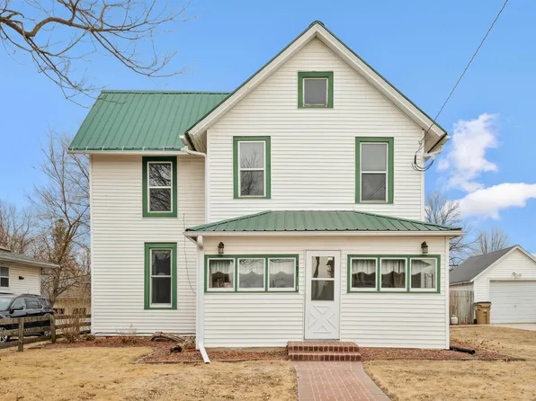 107 W Elm St, Strawberry Point, IA 52076