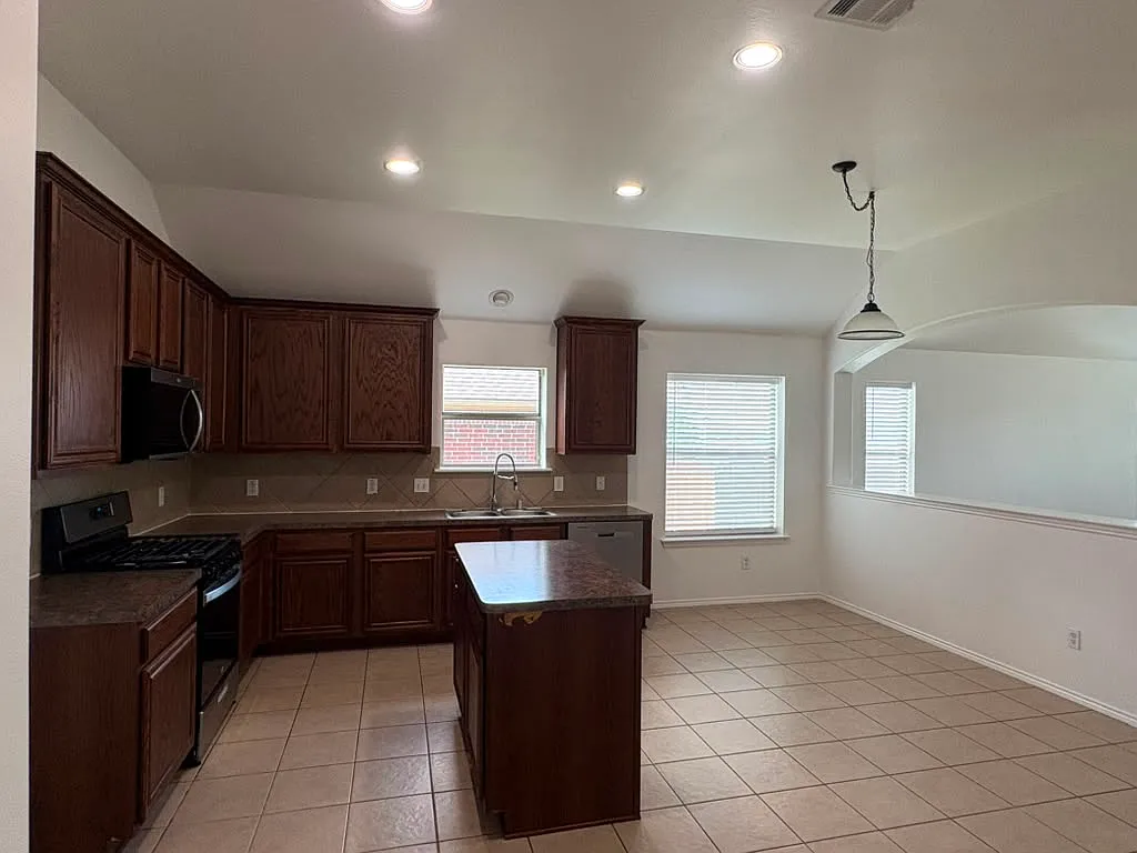 3 bed, 1800 sqft, $2,200 — Photo 3