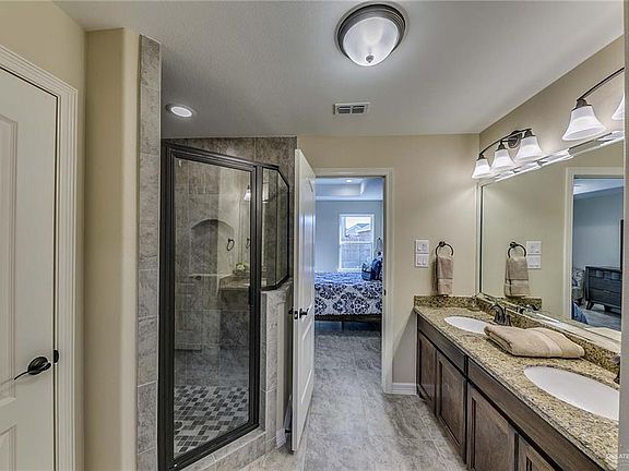 3rd image of 2204 Primrose Dr
