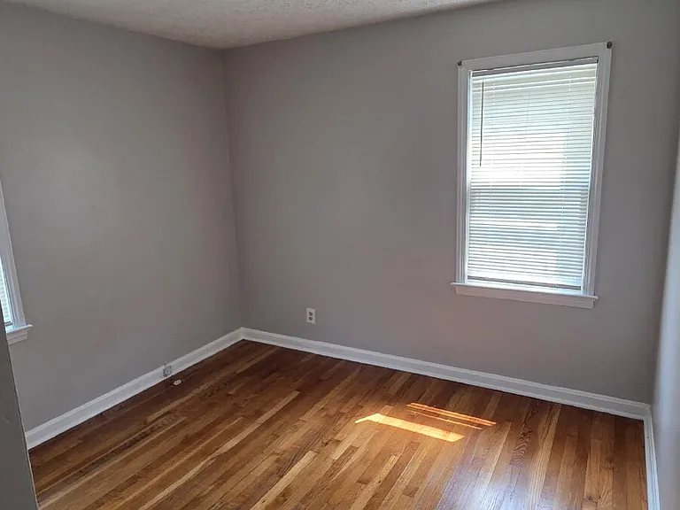 5469 Thomas St — Photo 4