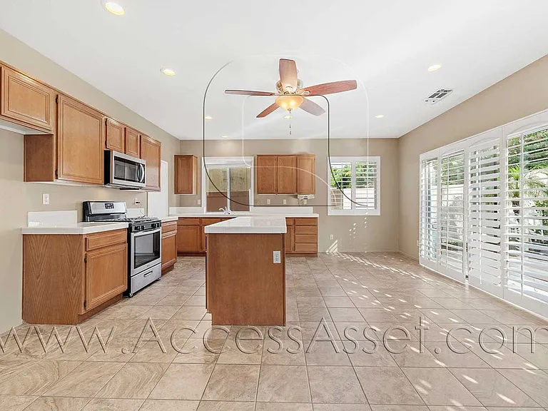 1358 Baldwin St — Photo 11