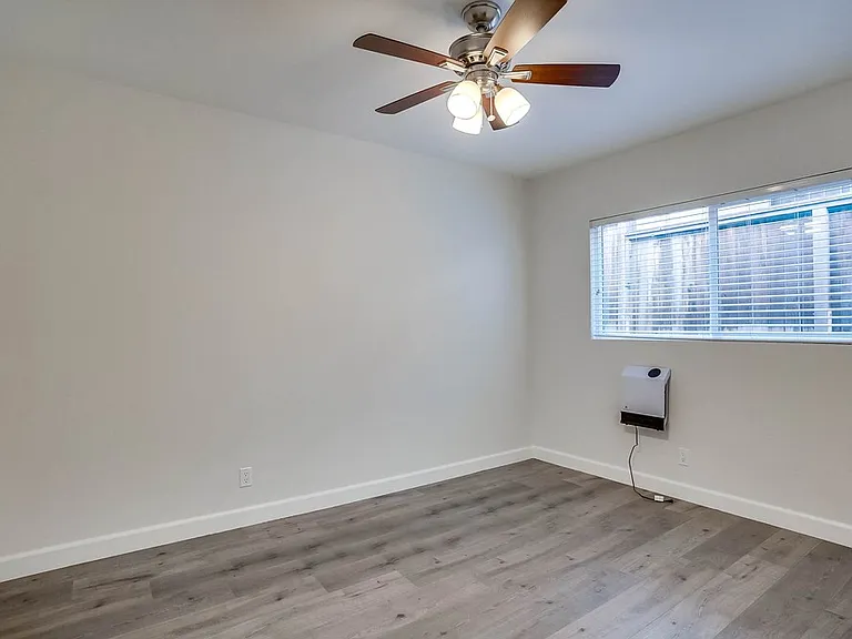 544 Evergreen St — Photo 11