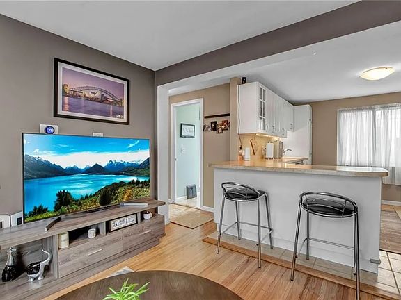 Living room (b)