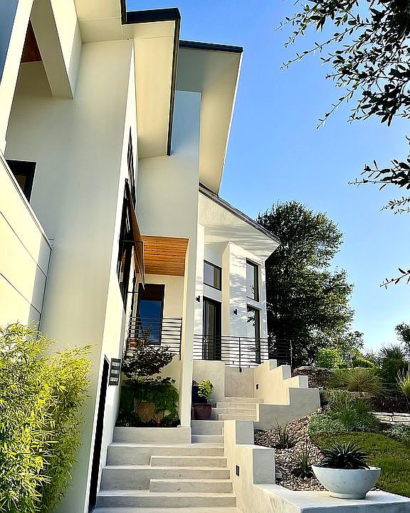 2nd image of 103 S Weston Ln