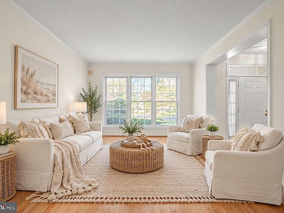4th image of 9 Hay Pasture Ct