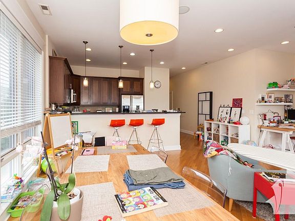 4th image of 1031 W Belmont Ave #4R