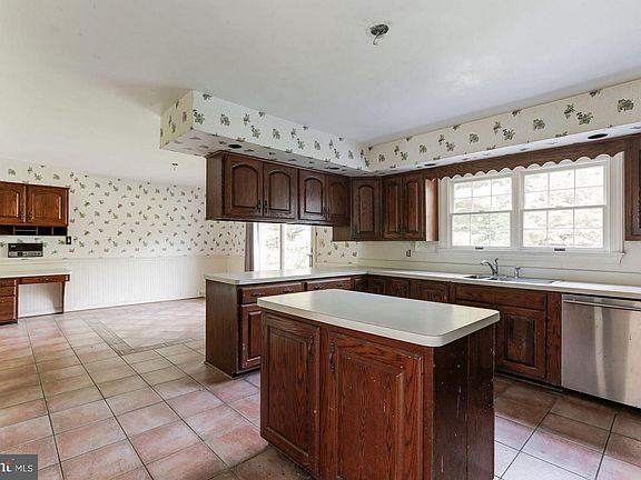 3rd image of 204 Donmore Dr