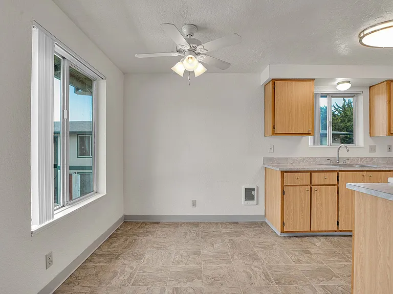 Carlton Square Apartments — Photo 7