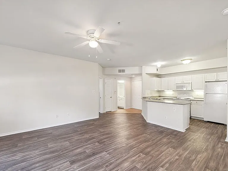 Tivoli Apartments — Photo 4