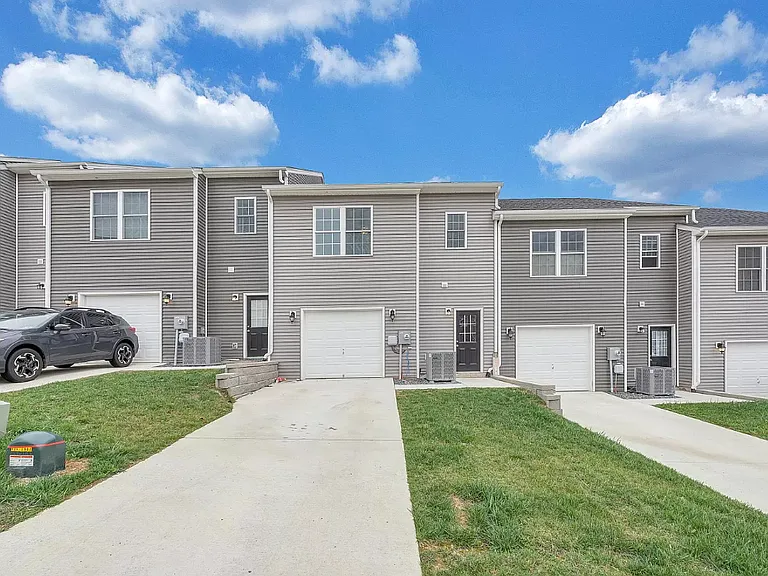 915 Holland Loop NW — Photo 24