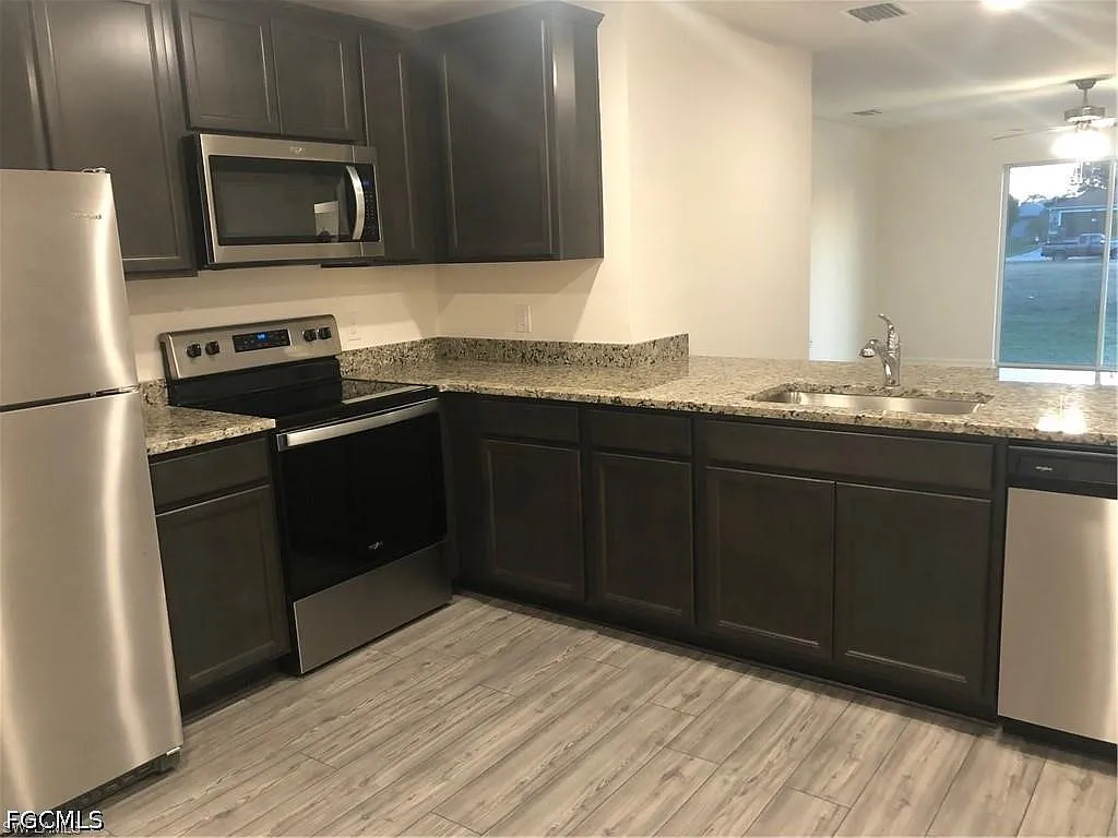 3 bed, 2.0 bath, 1270 sqft, $1,700 — Photo 4