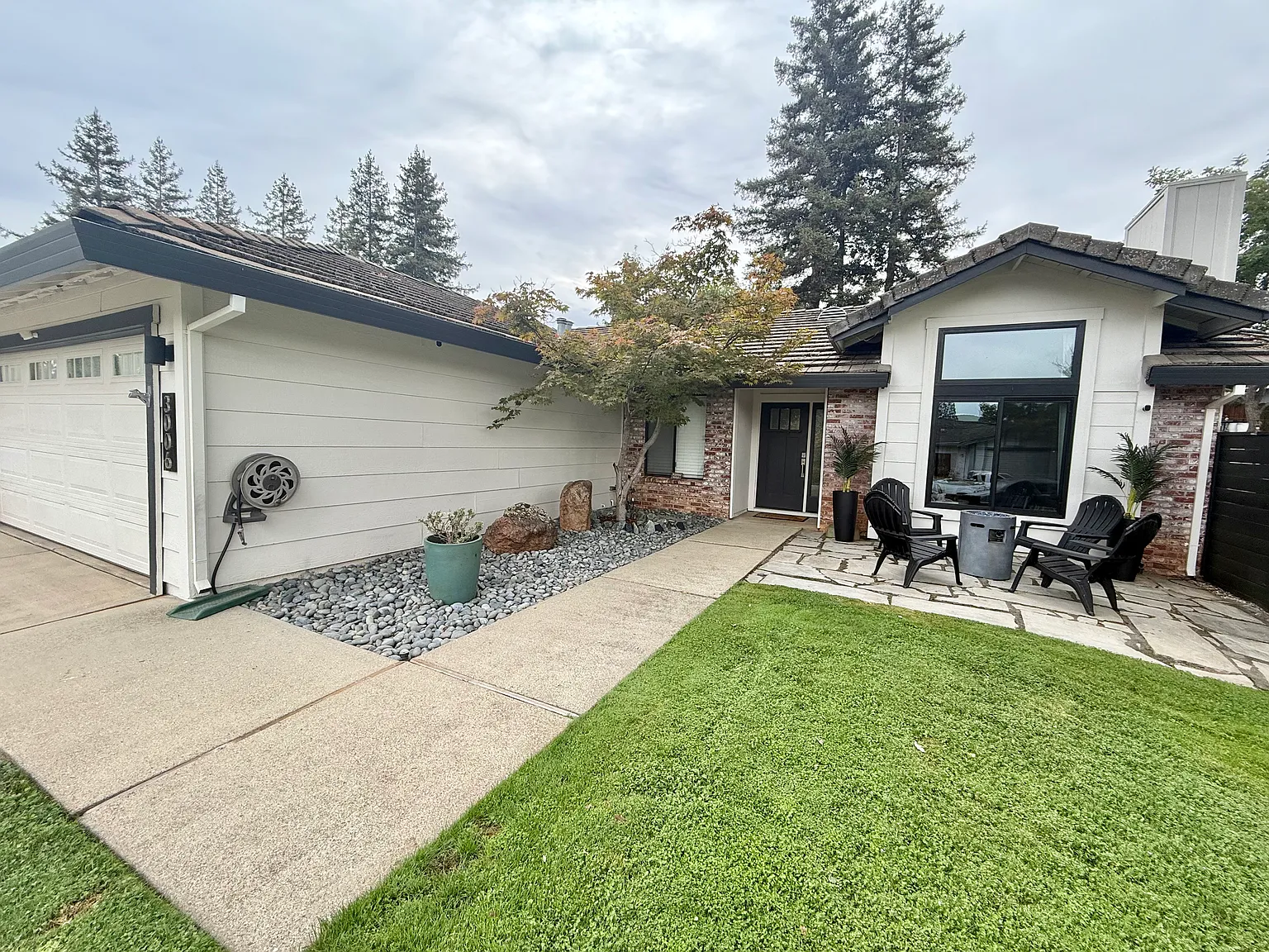 3 bed, 1370 sqft, $3,350 — Photo 2