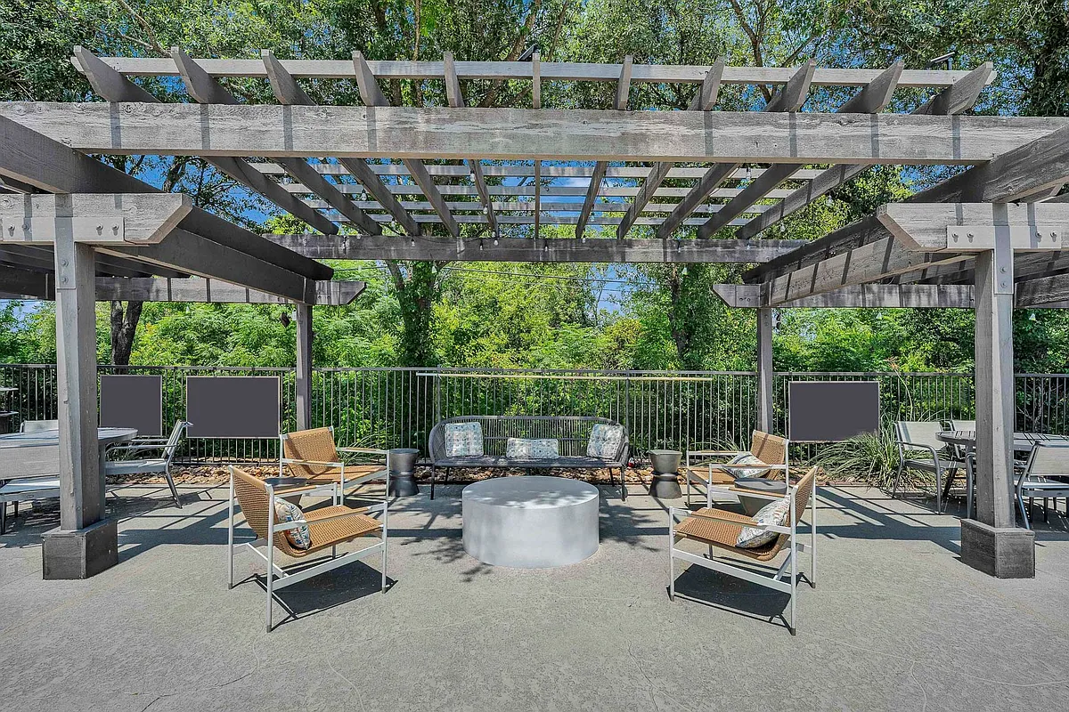 Poolside seating with BBQ grills - Ridgeview