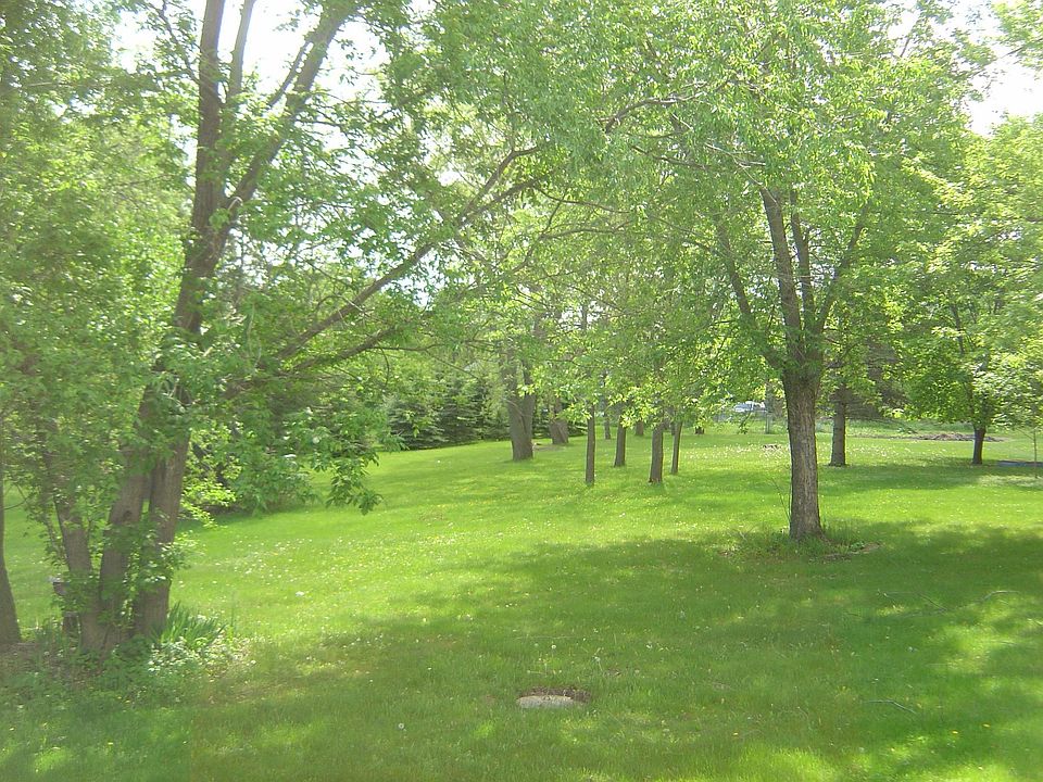 2nd image of 885 Willow Ridge 1