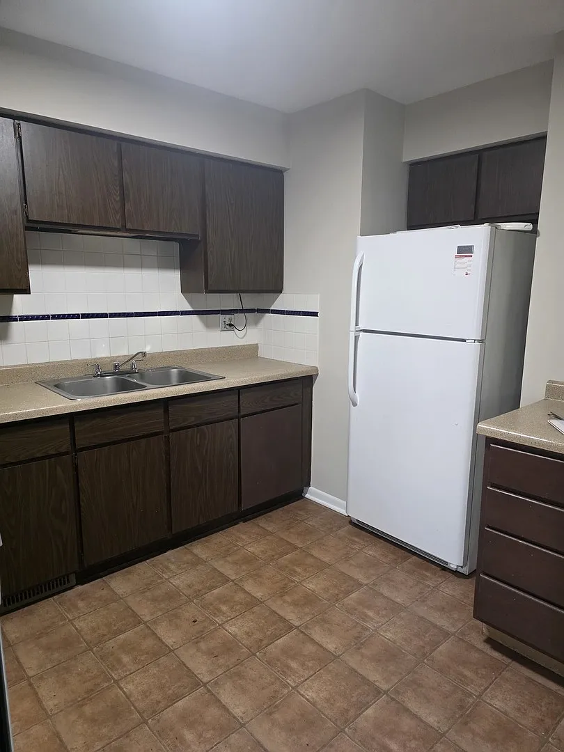 3 bed, 1100 sqft, $1,900 — Photo 4
