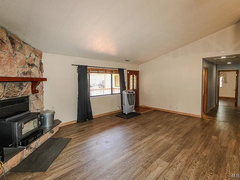 1064 Pine Ln — Photo 4
