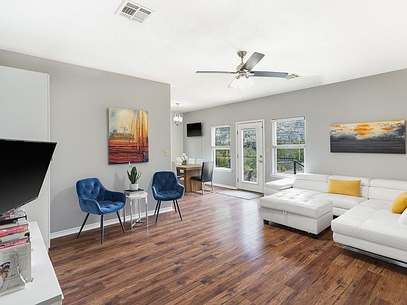 3rd image of 118 E Dawn Dr