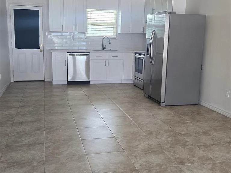 2724 Avenue D #9 — Photo 3
