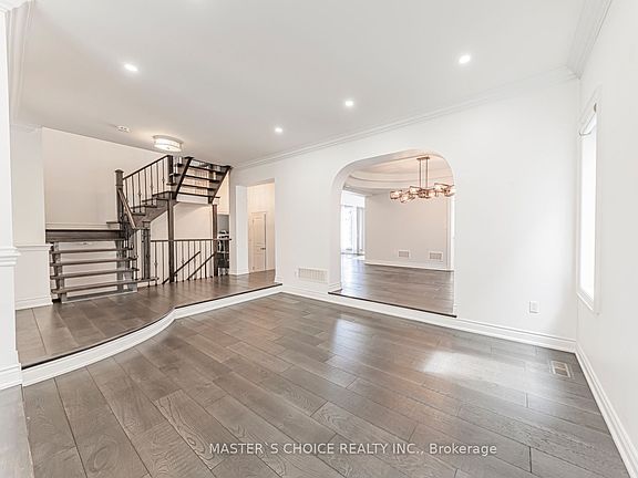 5th image of 2357 Rideau Dr