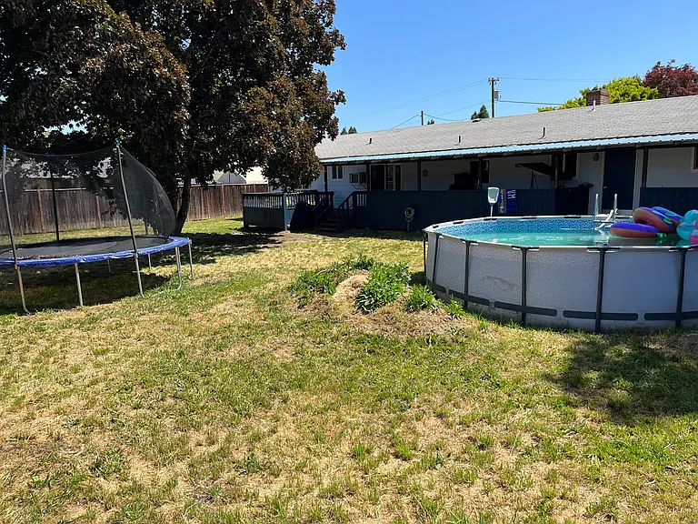 136 NE Wildwood Way — Photo 3