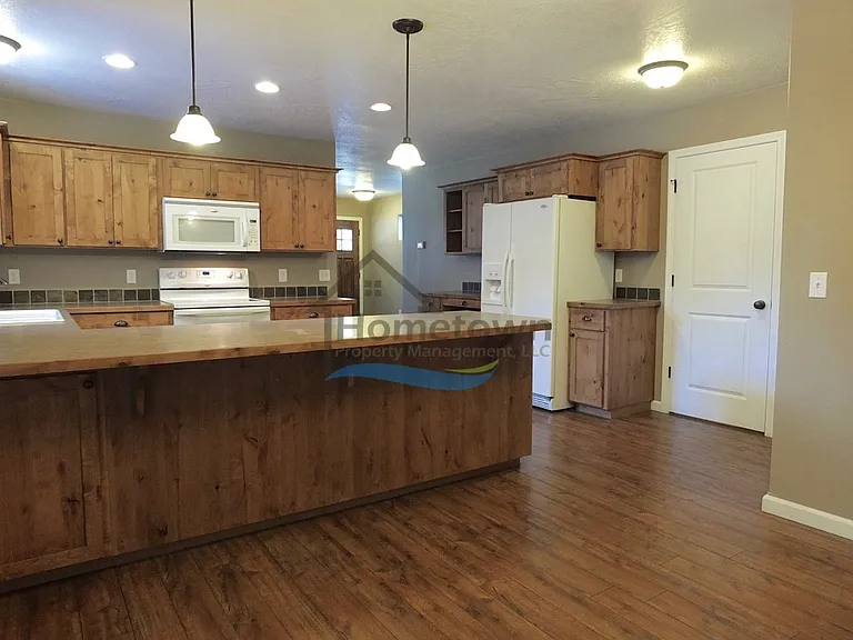 908 E Davis Ave — Photo 5