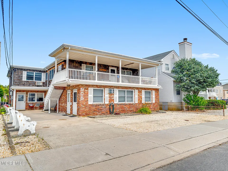 905 SW Central Ave #D