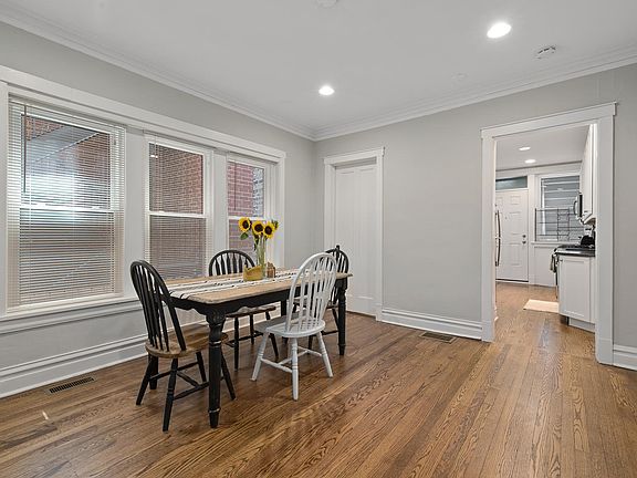 2nd image of 3810 N Kenmore Ave APT 2